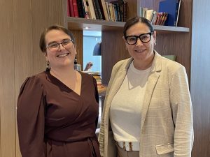 Karine Blanchette, lauréate de la bourse et Brigitte Bilodeau, vice-présidente de la FSE-CSQ